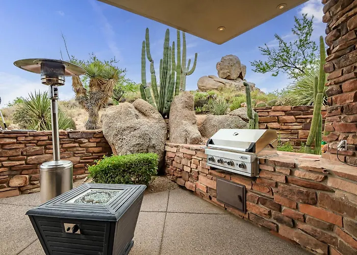 Family 4br Oasis With Pool And Modern Living
