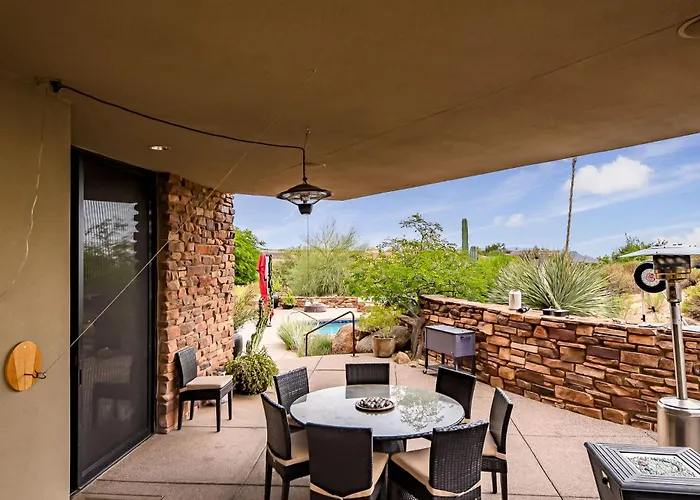 Family 4br Oasis With Pool And Modern Living