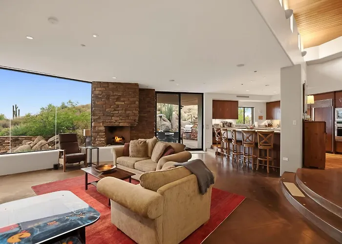 Family 4br Oasis With Pool And Modern Living