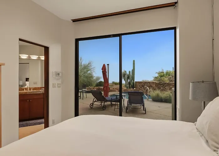 Family 4br Oasis With Pool And Modern Living