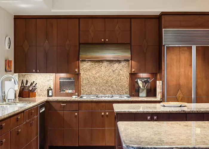 Family 4br Oasis With Pool And Modern Living