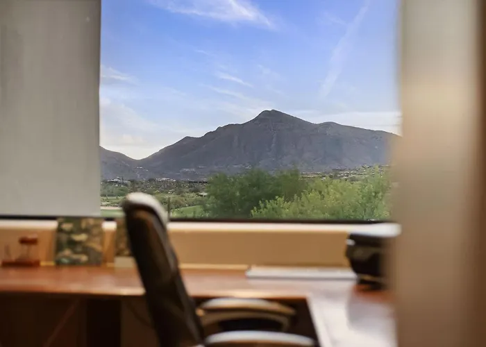 Family 4br Oasis With Pool And Modern Living Scottsdale