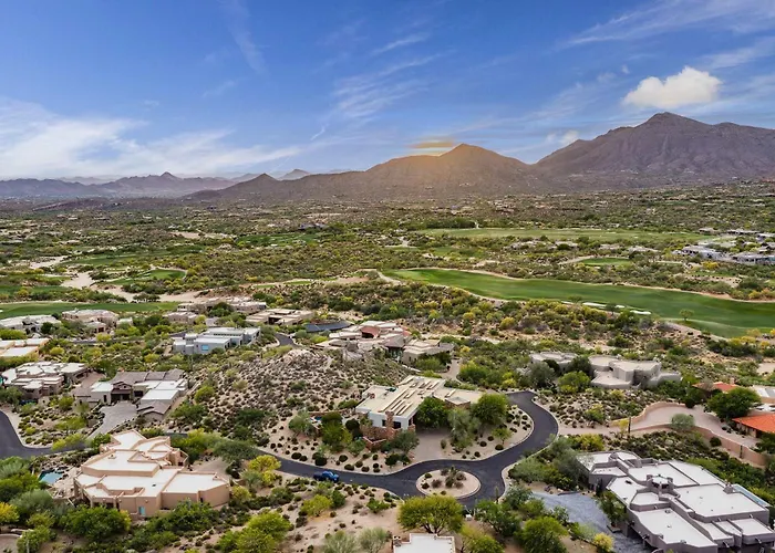 Family 4br Oasis With Pool And Modern Living